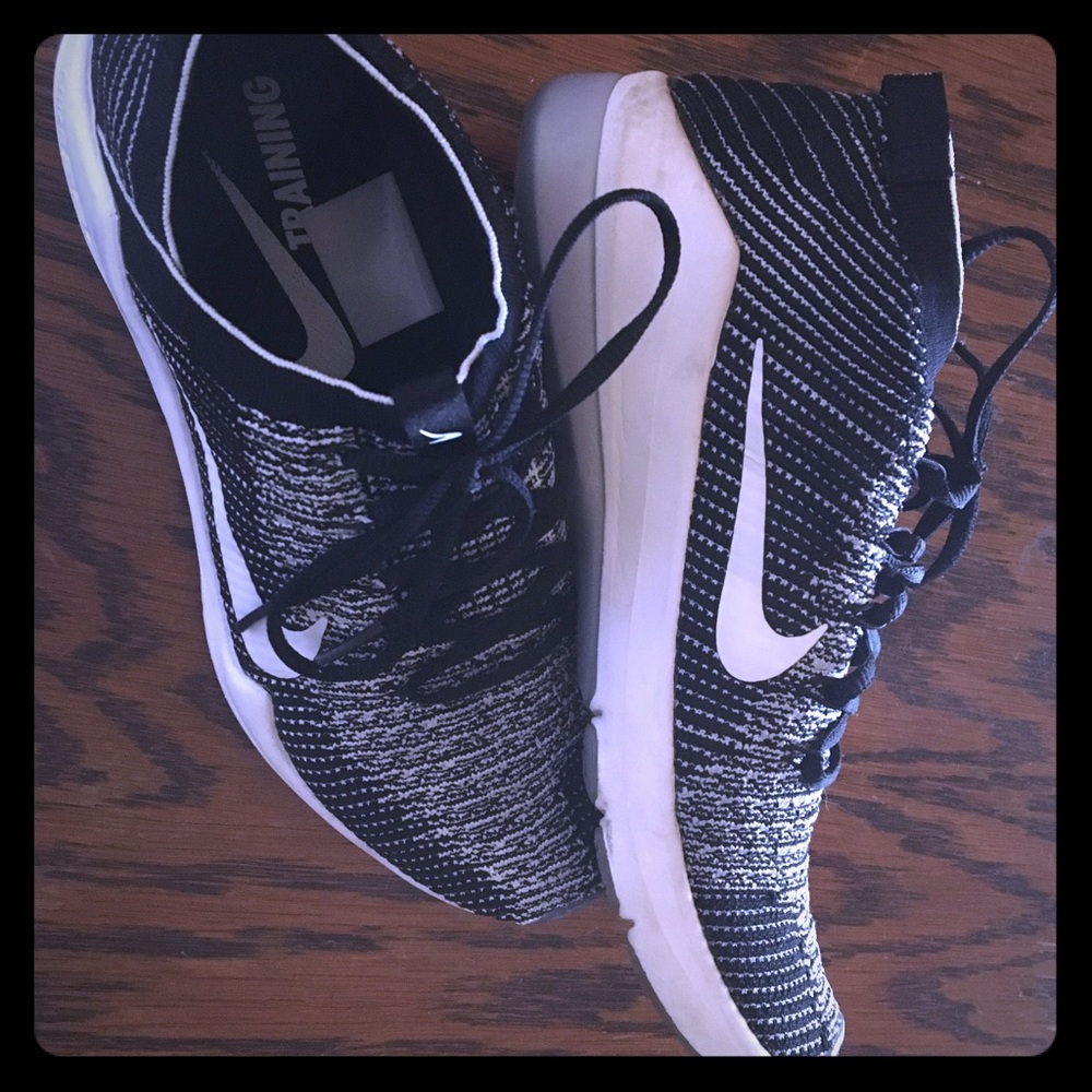 Sz 8 EUC Nike sneakers